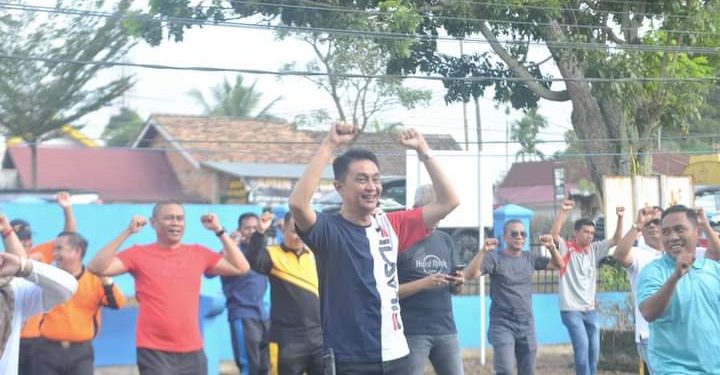 Pj Bupati Muaro Jambi Bachyuni Deliansyah Senam Sehat di Lapangan Kantor Camat Sekernan