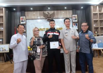 Pj Bupati Muaro Jambi Melepas Siswa SMA Titian Teras Sebagai Paskibraka Nasional