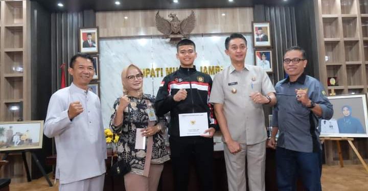 Pj Bupati Muaro Jambi Melepas Siswa SMA Titian Teras Sebagai Paskibraka Nasional