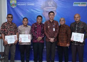 Pj Bupati Muaro Jambi Terima Penghargaan KLA oleh Menteri PPPA RI Secara Virtual 