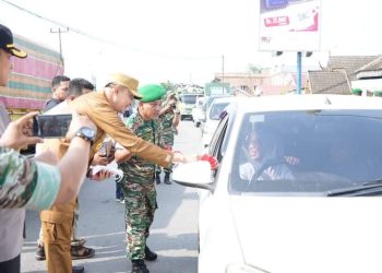 PJ Bupati Muaro Jambi Berikan Bendera Merah Putih Kepada Pengguna Jalan di Sengeti 