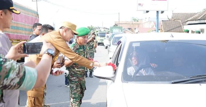 PJ Bupati Muaro Jambi Berikan Bendera Merah Putih Kepada Pengguna Jalan di Sengeti 