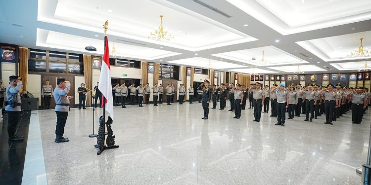 Kapolri Sematkan Tanda Kehormatan Bintang Bhayangkara Pratama ke 22 Pati Polri