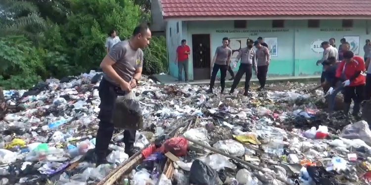 Sampah Menumpuk di Pasar Sengeti, Kapolres Muaro Jambi Turun Tangan
