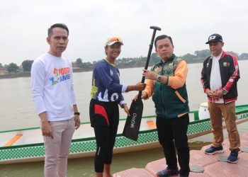 Serahkan 6 Unit Perahu Dragon Boat, Gubernur Al Haris: Dayung Adalah Cabor Kebanggaan Jambi 