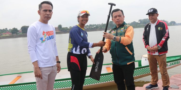 Serahkan 6 Unit Perahu Dragon Boat, Gubernur Al Haris: Dayung Adalah Cabor Kebanggaan Jambi 