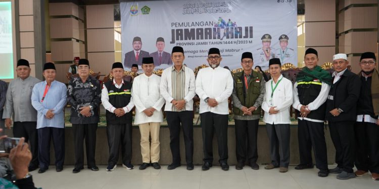 Sekda Sudirman Sambut Kedatangan Jemaah Haji Jambi Kloter BTH 22