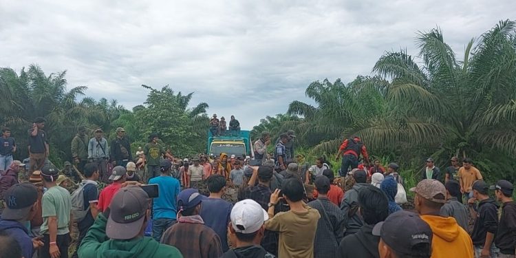 Tiga Hari Menduduki Pintu Eks PT. RKK, 4 KTH Masih Dihalangi Kepolisian