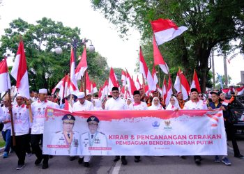Gubernur Al Haris Lepas Kirab Peringatan 10 Muharram Serta Santuni Ribuan Anak Yatim