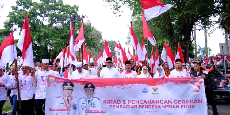 Gubernur Al Haris Lepas Kirab Peringatan 10 Muharram Serta Santuni Ribuan Anak Yatim