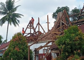 Proyek Pembangunan Gedung Tingkat SDN 61 Kasang Pudak Abaikan K3, Kontraktor dan Konsultan Tutup Mata