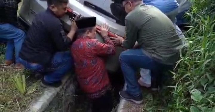 Peduli, Demi Membantu Evakuasi Mobil Terperosok Gubernur Jambi Rela Masuk Got Drainase 