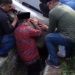 Peduli, Demi Membantu Evakuasi Mobil Terperosok Gubernur Jambi Rela Masuk Got Drainase 