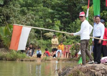 Pj Bupati Muaro Jambi Membuka Lomba Perahu di Tangkit