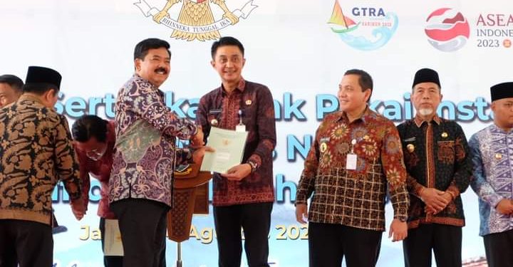 Menteri ATR/BPN Hadi Tjahjanto Serahkan Sertifikat Hak Pakai Candi Muaro Jambi Seluas 97,2 Hektar