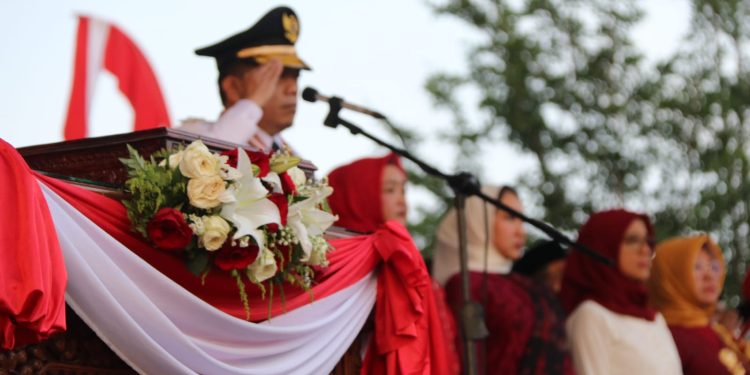 Gubernur Al Haris Pimpin Upacara Penurunan Sang Saka Merah Putih 