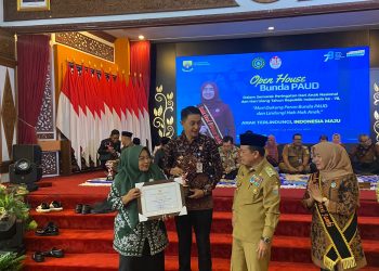 Gubernur Al Haris Serahkan 9 Piagam Penghargaan Kota Layak Anak Se-Provinsi Jambi 