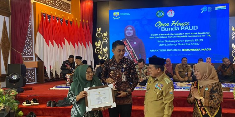 Gubernur Al Haris Serahkan 9 Piagam Penghargaan Kota Layak Anak Se-Provinsi Jambi 