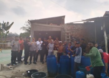 Polsek Mestong Berikan Bantuan Air Bersih Kepada Warga yang Terdampak Kekeringan 