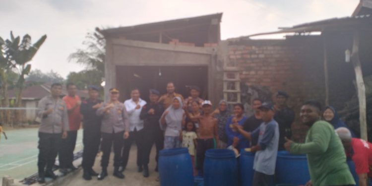 Polsek Mestong Berikan Bantuan Air Bersih Kepada Warga yang Terdampak Kekeringan 