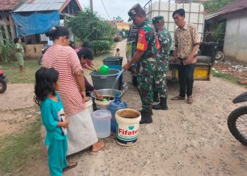 Babinsa Koramil 415-06/Pijoan Berikan Bantuan Air Bersih Kepada Warga Desa Sakean 