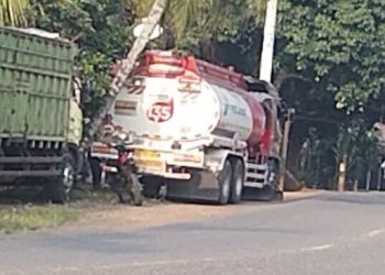 Sopir Mobil Tangki Merah Putih Diduga “Kencing” di Jalan Desa Pelayangan 
