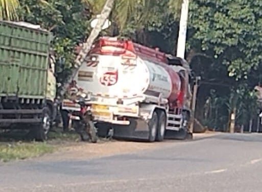 Sopir Mobil Tangki Merah Putih Diduga “Kencing” di Jalan Desa Pelayangan