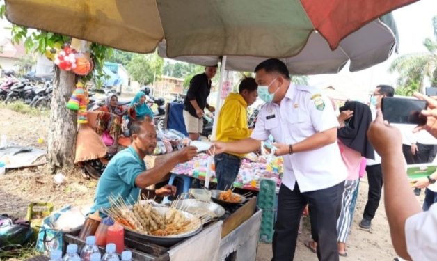 Pemkab Muaro Jambi Berikan Masker Kepada Masyarakat