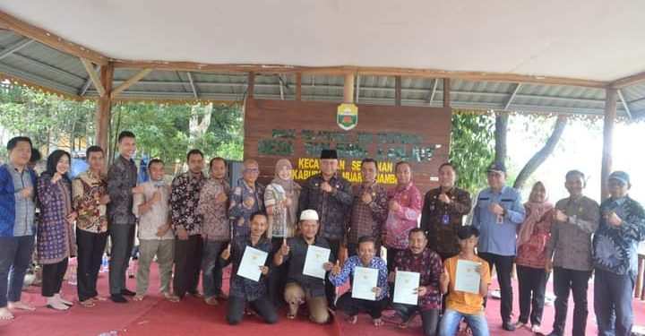 Sekda Muaro Jambi Meninjau Kawasan Wisata Danau Tangkas dan Serahkan Sertifikat Tanah