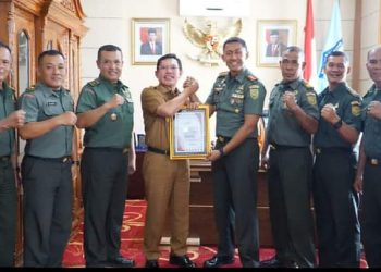 Wako Ahmadi Terima Penghargaan Dari Danrem 042/Gapu