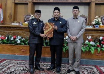Junaidi Pimpin Paripurna Ranperda Inisiatif DPRD Muaro Jambi 