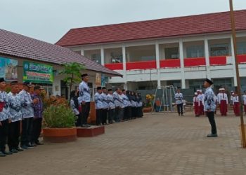 Diguyur Hujan, Upacara Hari Guru di Kumpeh Ulu Tetap Khidmat