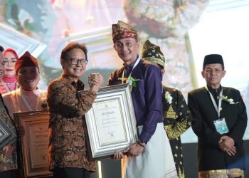 Pj Bupati Muaro Jambi Menerima Penghargaan Swasti Saba Padapa Kabupaten/Kota Sehat Tahun 2023