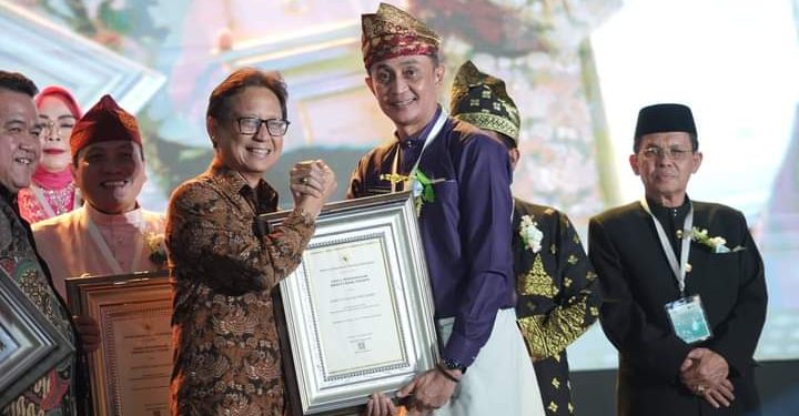 Pj Bupati Muaro Jambi Menerima Penghargaan Swasti Saba Padapa Kabupaten/Kota Sehat Tahun 2023