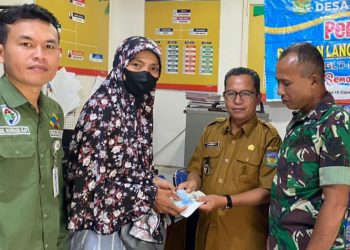 Pemdes Sumur Anyir Kecamatan Sungai Bungkal Salurkan BLT- DD Tahap Akhir Bulan 10,11dan 12 Tahun 2023