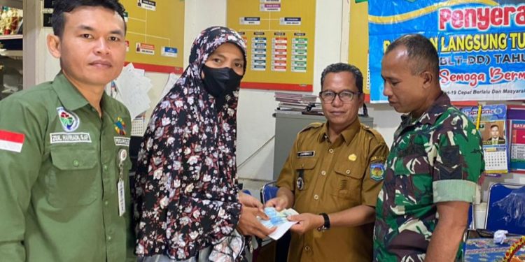 Pemdes Sumur Anyir Kecamatan Sungai Bungkal Salurkan BLT- DD Tahap Akhir Bulan 10,11dan 12 Tahun 2023