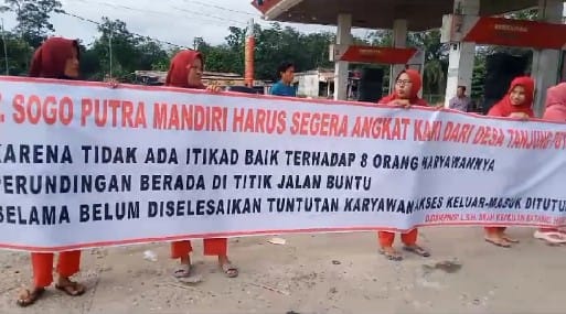 Karyawan SPBU Mersam Demo Tuntut Gaji 11 Bulan Dibayarkan