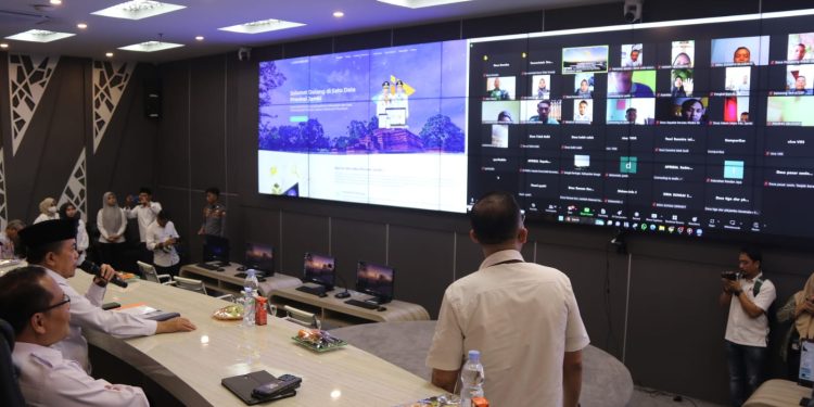 Gubernur Al Haris Sapa Pemerintah Desa Penerima Bantuan Internet Desa