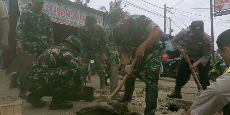 Bersama Masyarakat,Kodim 0415/Jambi Gelar Bakti Karya Bersihkan Sampah di Pasar Tanjung Nangko         