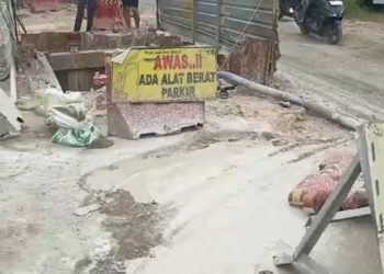 Warga Resah, Lumpur Proyek IPAL PT Waskita di Buang ke Tengah Jalan Umum 