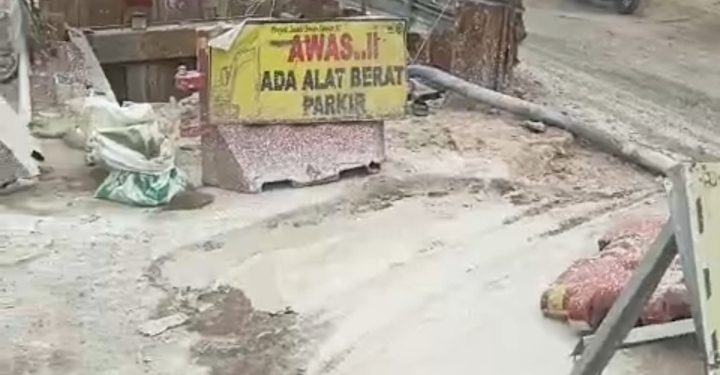 Warga Resah, Lumpur Proyek IPAL PT Waskita di Buang ke Tengah Jalan Umum 