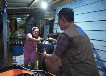 Pj Bupati Bachyuni Beserta Ketua TP PKK Tinjau Korban Banjir di Desa Pematang Jering