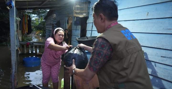 Pj Bupati Bachyuni Beserta Ketua TP PKK Tinjau Korban Banjir di Desa Pematang Jering