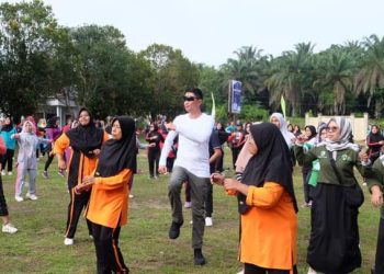 Penjabat Bupati Bachyuni Mengikuti Senam Sehat di Bahar Utara
