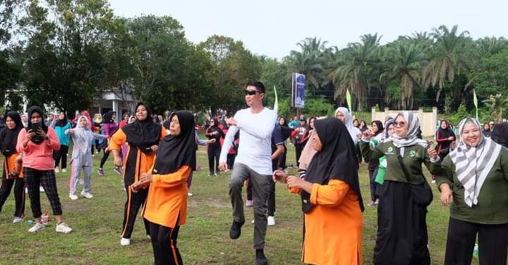 Penjabat Bupati Bachyuni Mengikuti Senam Sehat di Bahar Utara