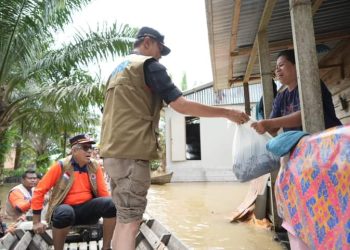 PJ Bupati Muaro Jambi Salurkan Bantuan Sembako Korban Banjir di Rantau Panjang 
