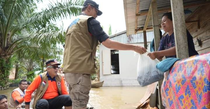 PJ Bupati Muaro Jambi Salurkan Bantuan Sembako Korban Banjir di Rantau Panjang 