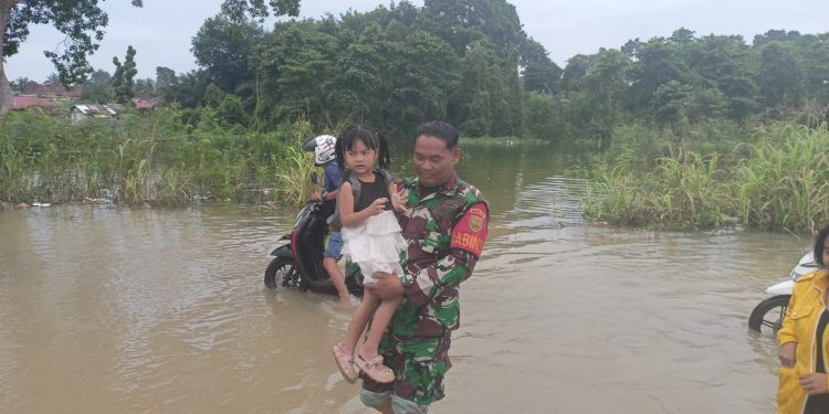 Babinsa Koramil 415-09/Telanaipura Bantu Warga Terdampak Banjir