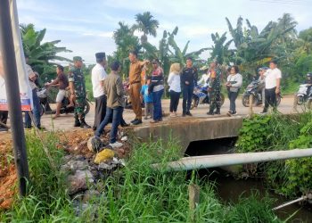 PJ Bupati Muaro Jambi Tinjau Jembatan Penghubung Kasang Pudak -Kasang Kumpeh yang Rusak 