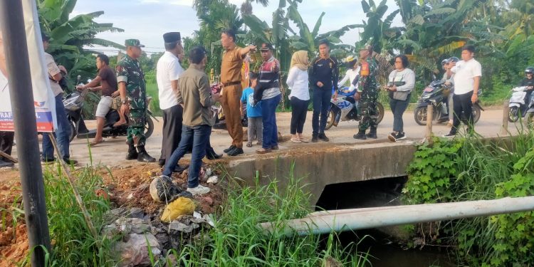 PJ Bupati Muaro Jambi Tinjau Jembatan Penghubung Kasang Pudak -Kasang Kumpeh yang Rusak 